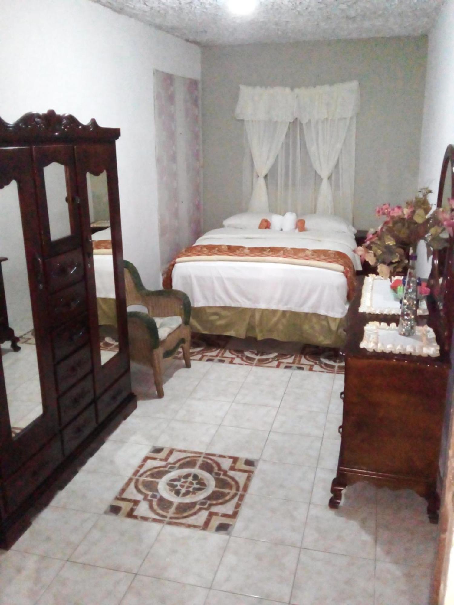 Nine Miles Cultural Hangouts And Tours Stepney Экстерьер фото